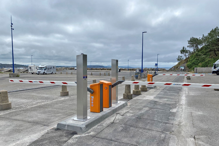 barreras de aparcamiento del puerto deportivo
