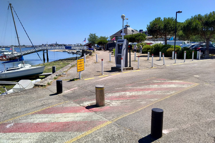 Recessed bollard for marina slipway access